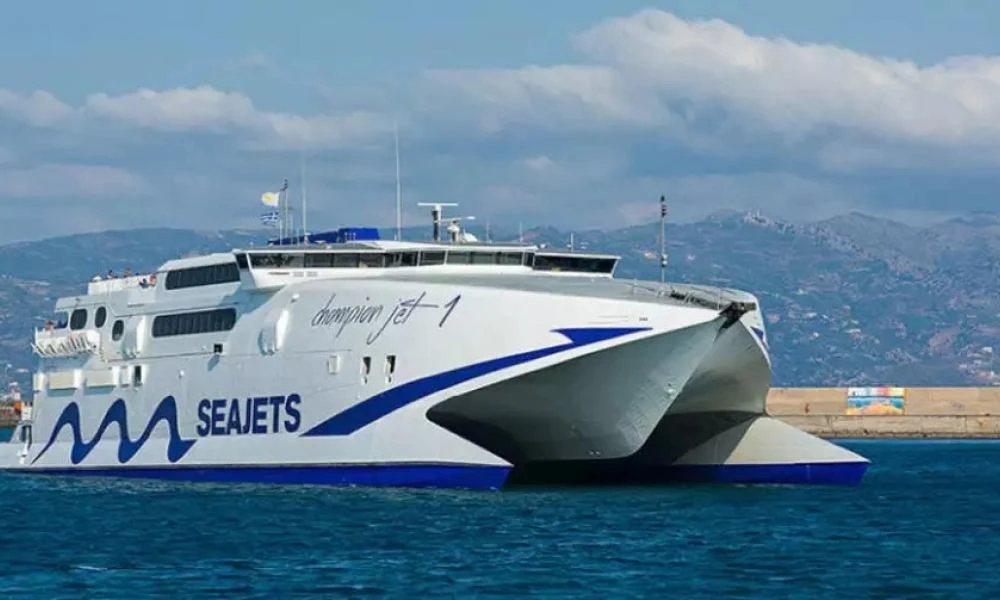 Xειροπέδες σε καπετάνιο και ύπαρχο πλοίου μετά τον τραυματισμό 2 επιβατών κατά την αποβίβασή τους στο λιμάνι της Σαντορίνη